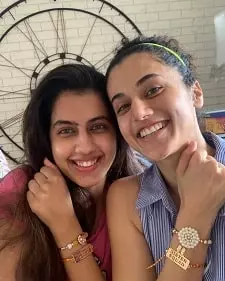 taapsee pannu with her sister shagun pannu