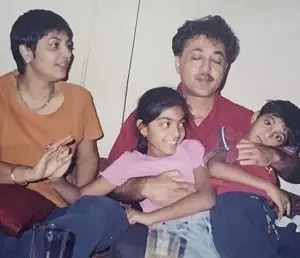 zayn marie khan childhood picture with family