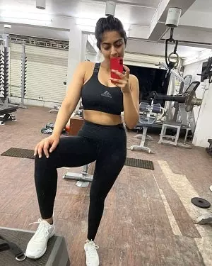 zayn marie khan doing workout