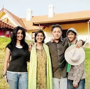 zayn marie khan with her family