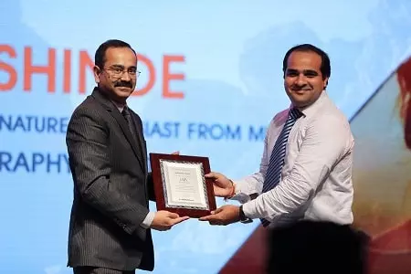 ashutosh shinde receiving icici live your passion award
