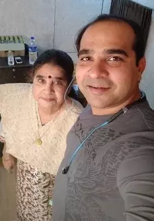 ashutosh shinde with his mother geeta shinde
