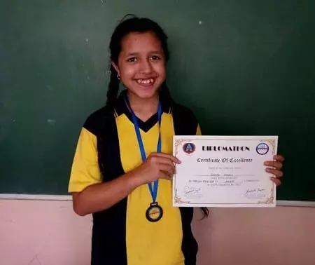 damia shukla with her bronze medal in Diplomathon 2017