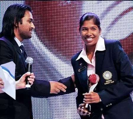jhulan goswami receiving icc woman cricketer of the year award from ms dhoni