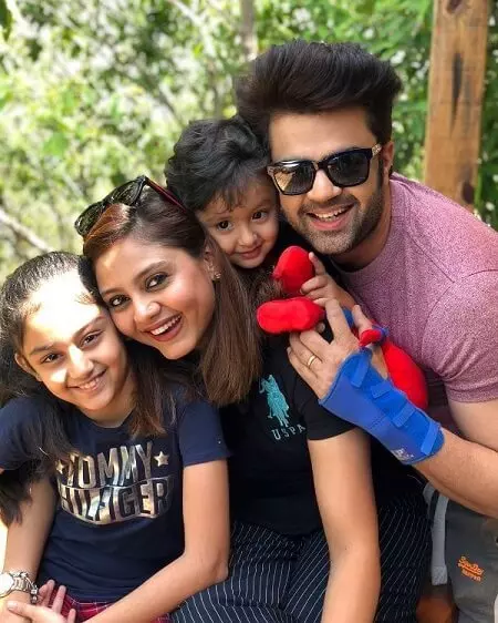 manish paul with his family