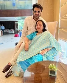 manish paul with his mother urmil paul