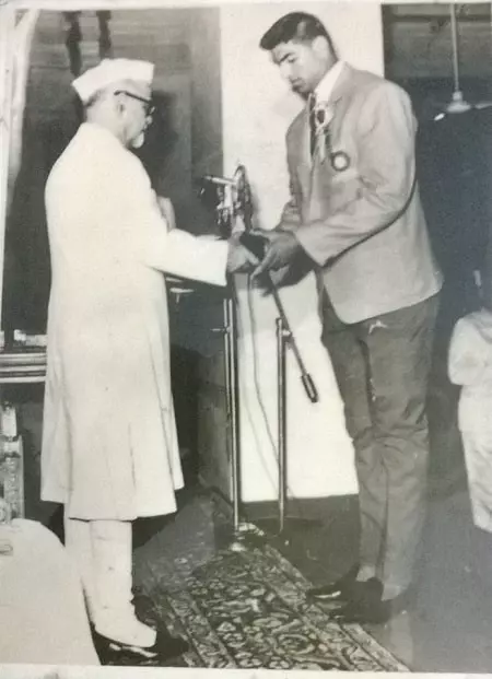 praveen kumar sobti receiving arjuna award from president zakir husain