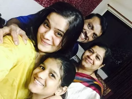 shubhada shinde vitthal with her husband and daughters