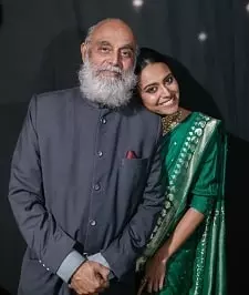 swara bhasker with her father uday bhaskar