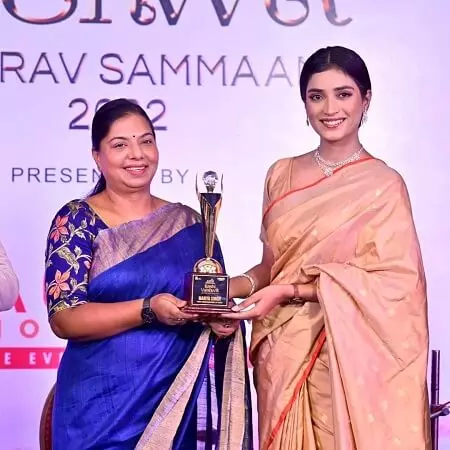 manya singh getting kashi vaishwik gaurav sammaan