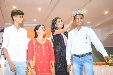 manya singh with her family