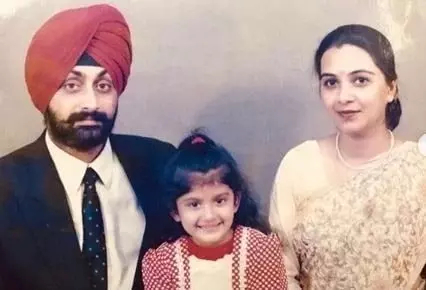 nimrit kaur ahluwalia childhood picture with her parents