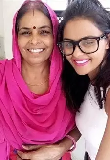 priyanka chahar choudhary with her mother