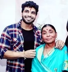 shiv thakare with his mother aasha thakare