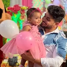 shiv thakare with his niece mansvi here