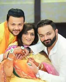 shrenik parikh with his mother sudha parikh and brother gaurav parikh