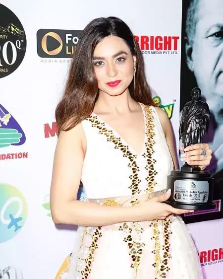 soundarya sharma with her dadasaheb phalke face of the year award