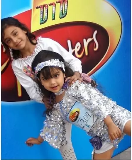 sumbul touqeer khan with her sister saniya touqeer khan in did lil masters