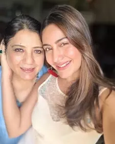 surbhi chandna with her mother shashi chandna