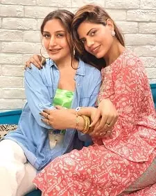 surbhi chandna with her sister pranavi chandna
