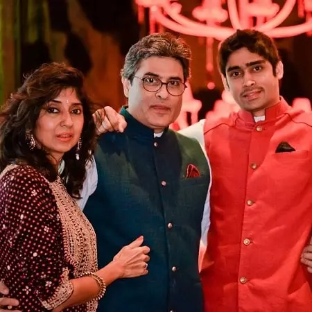 kunal sajdeh with his parents bobby sajdeh and tina sajdeh