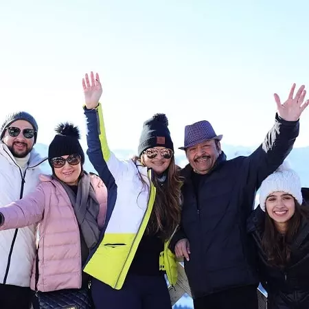 pashmina roshan with her family