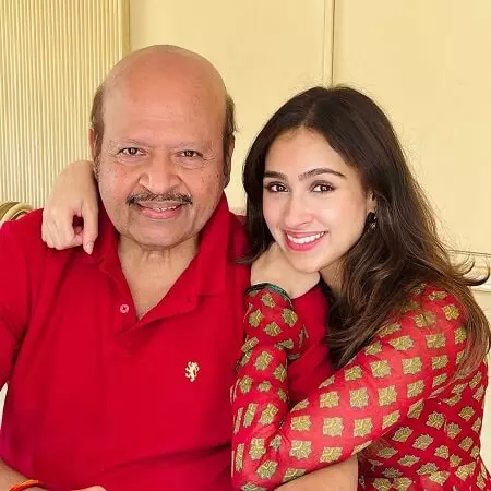 pashmina roshan with her father rajesh roshan