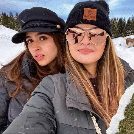 pashmina roshan with her niece suranika soni