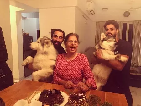 tushar kalia with his mother and brother