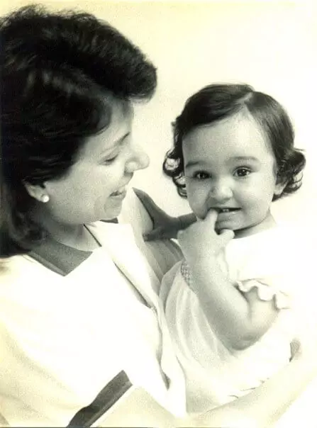 ambika chauhan childhood picture with her mother nina chauhan