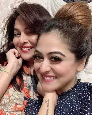 falaq naaz with her mother kehekshan parveen