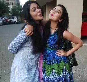 falaq naaz with her sister shafaq naaz