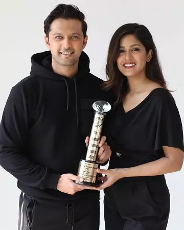 ishita dutta and vatsal sheth with their best couple of the year award
