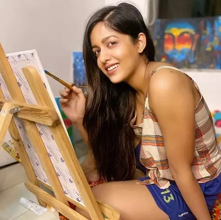 ishita dutta doing painting