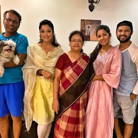 ishita dutta with her family