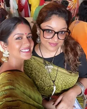 ishita dutta with her sister tanushree dutta