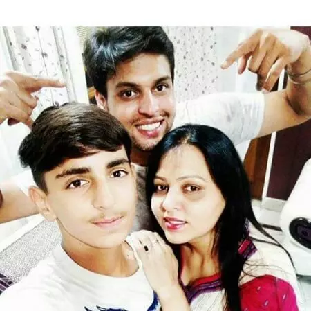 raghav goyal with his siblings