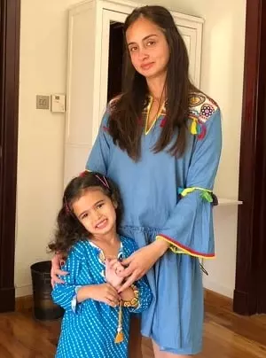 richa sajdeh with her daughter tara ahuja