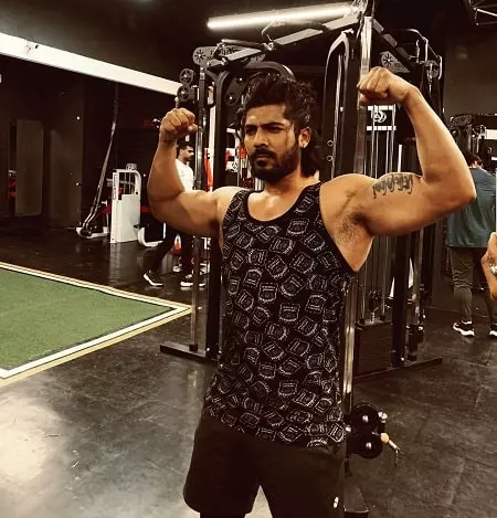 sheezan mohammed khan working out in gym