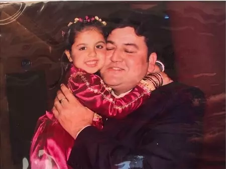 tunisha sharma childhood picture with her father