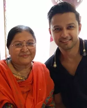 vatsal sheth with his mother nisha sheth