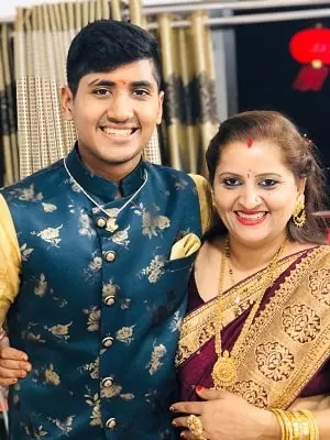 yash thakur with his mother kajal thakur