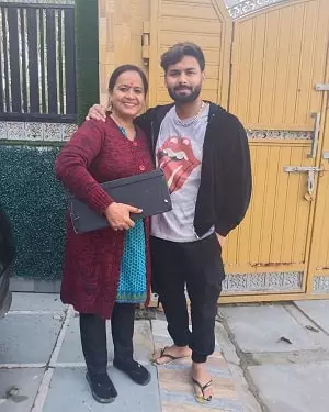 rishabh pant with his mother saroj pant