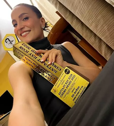 Elli AvrRam with her Stunning Performer of the Year award