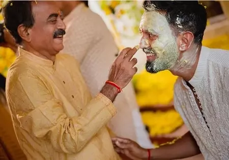 kl rahul with his father dr. k n lokesh