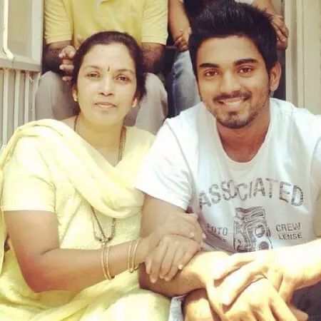 kl rahul with his mother rajeshwari lokesh