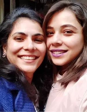 maanvi gagroo with her sister maansi gagroo jain