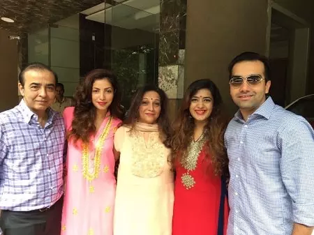 antara motiwala marwah with her family