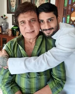 prateik babbar with father raj babbar