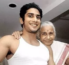 prateik babbar with grandmother vidyatai patil
